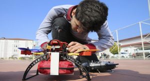Öğrencilerin Geliştirdiği Dron ile Acil Durumlarda Gerekli Noktalara İlk Yardım Seti Ulaştırılacak.