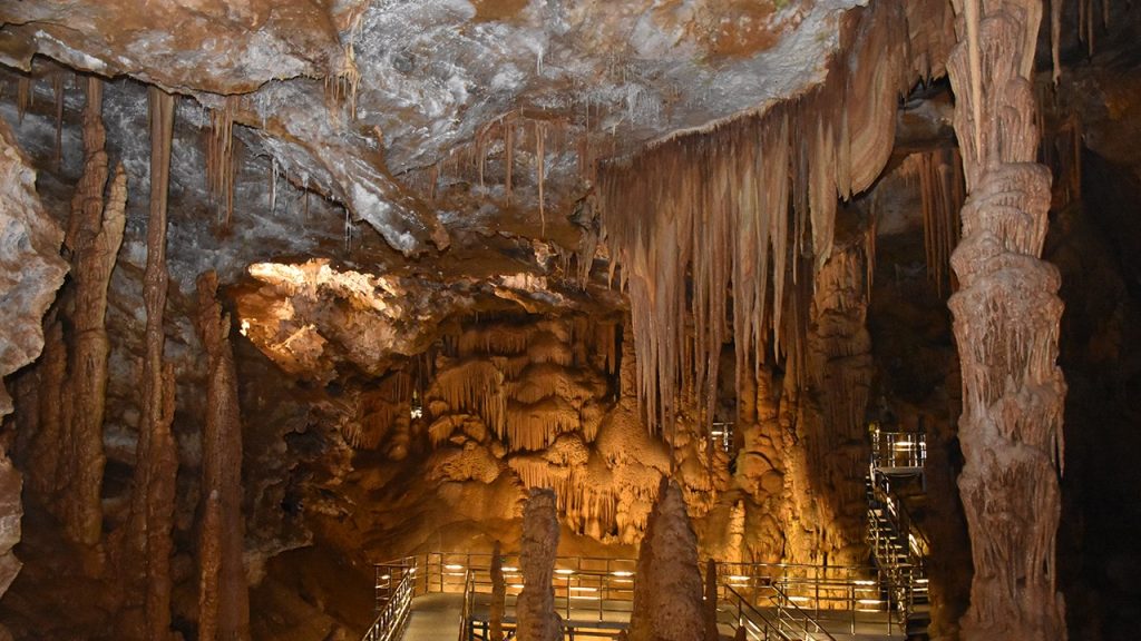 Gümüşhane’de Karaca Mağarası: Doğanın Derinliklerine Yolculuk